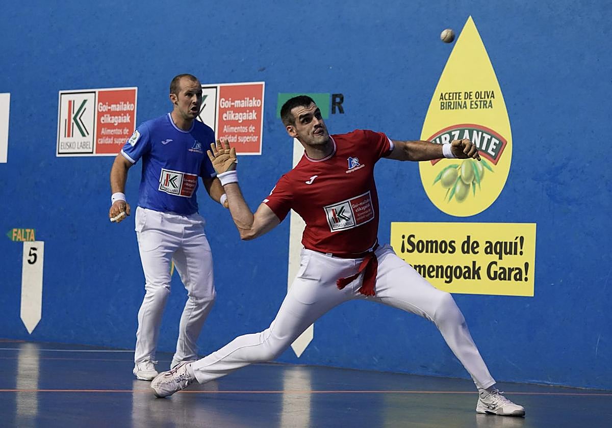 Ezkurdia entra de volea ante Elordi, expectante, en la eliminatoria del viernes en Zalla.