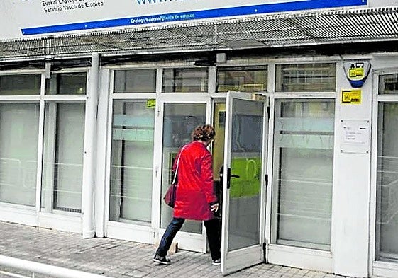 Una mujer entra en las oficinas de Lanbide en Irun.
