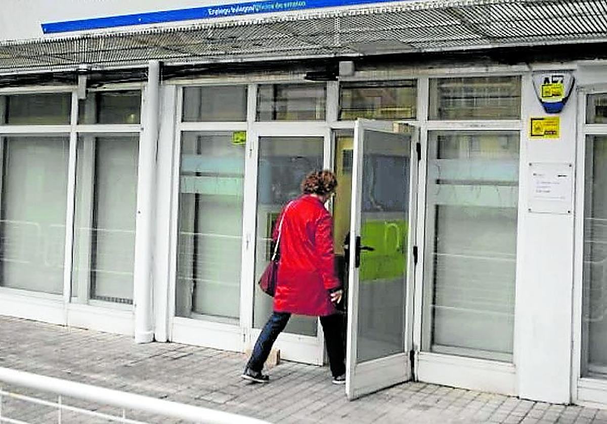 Una mujer entra en las oficinas de Lanbide en Irun.