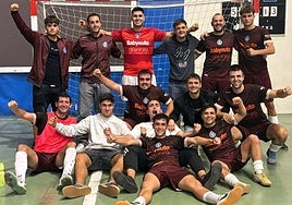 Areto futboleko taldea pozik lehen partidan garaipena lortu ondoren Sahatsaga kiroldegian.