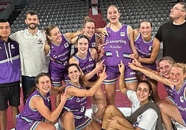 Alegría entre las jugadoras y el cuadro técnico del Smartlog Ointxe.