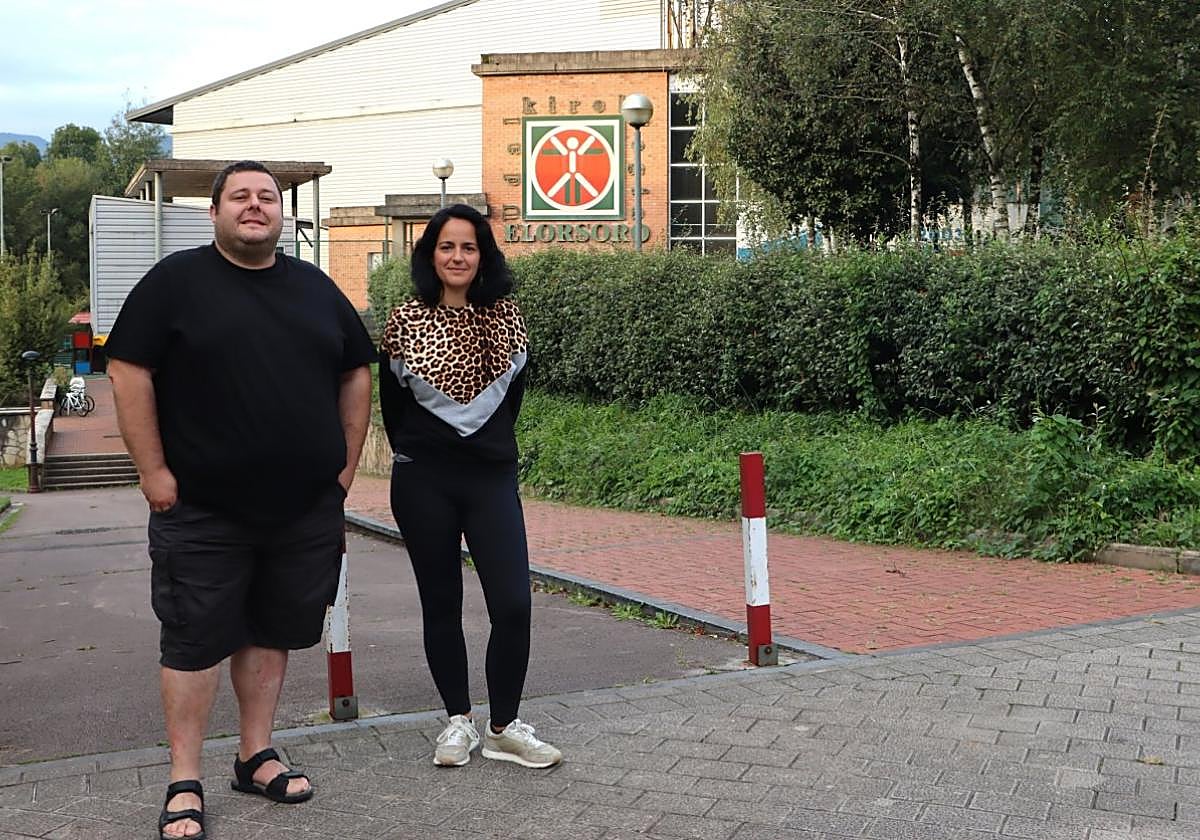 Los concejales de Deportes, Edorta Fernández, y Bienestar Social, Olaia Lasa, ante las instalaciones de Elorsoro..
