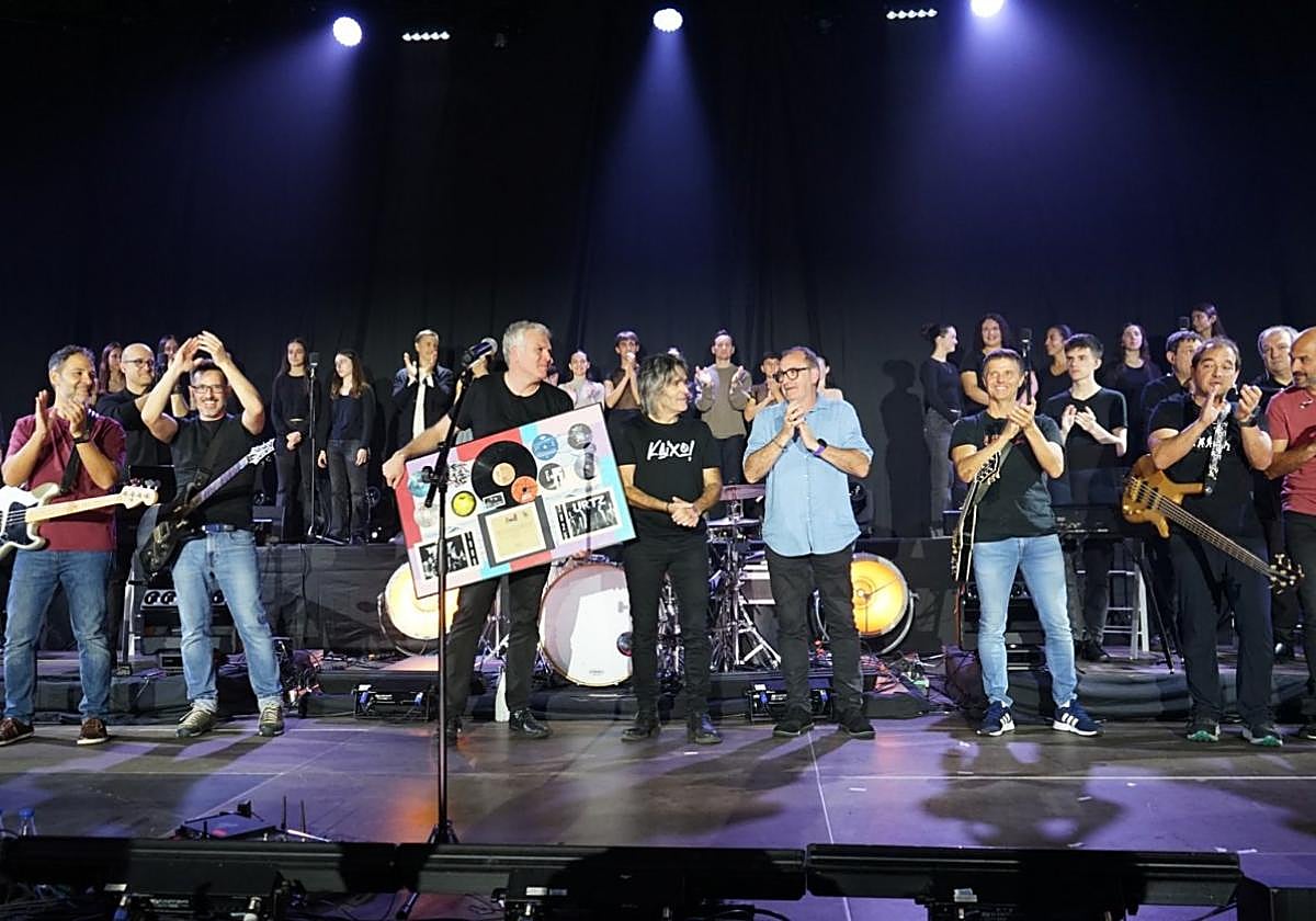 Los músicos y otros participantes en el espectáculo musical junto con el alcalde, Teo Alberro, en el escenario.