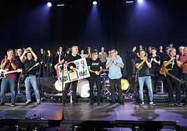 Los músicos y otros participantes en el espectáculo musical junto con el alcalde, Teo Alberro, en el escenario.