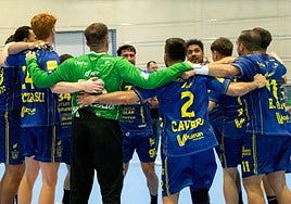 Los irundarras, que jugaron de azul, celebran los dos puntos logrados en Nava de la Asunción.