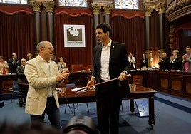 Izagirre entrega la makila de alcalde a Goia en 2015.