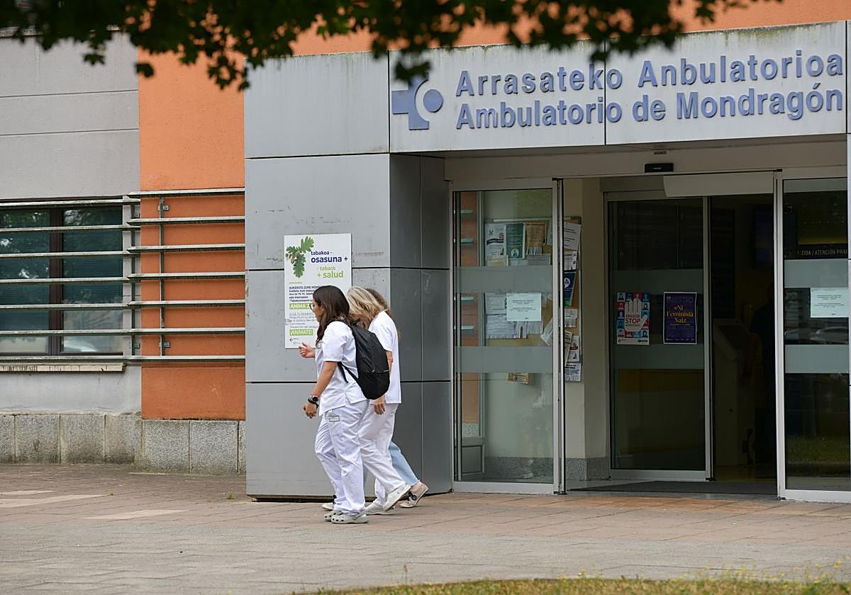 Varias sanitarias caminan frente al ambulatorio de Arrasate, donde el absentismo laboral alcanza el 9,7%.