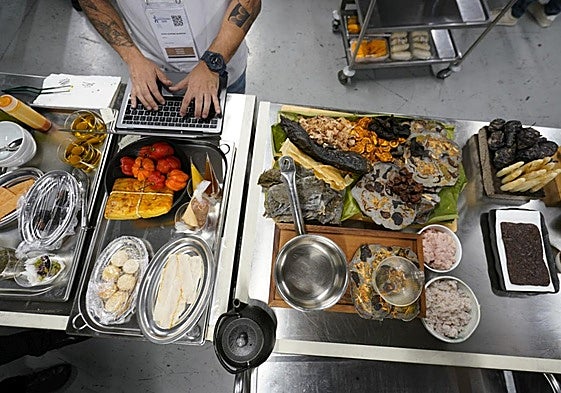Aitor Arregi, del Elkano de Getaria, y Xabier Agote, presidente y fundador de Albaola de Pasaia, con la réplica de la Nao San Juan en pantalla.