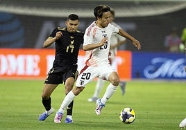 Take Kubo conduce el esférico ante México en septiembre, partido en elq eu se lesionó