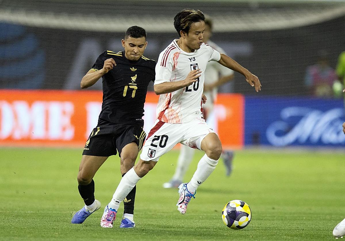 Take Kubo conduce el esférico ante México en septiembre, partido en elq eu se lesionó