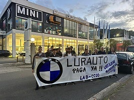 Trabajadores manifestándose frente a las oficinas de Lurauto en Oiartzun.