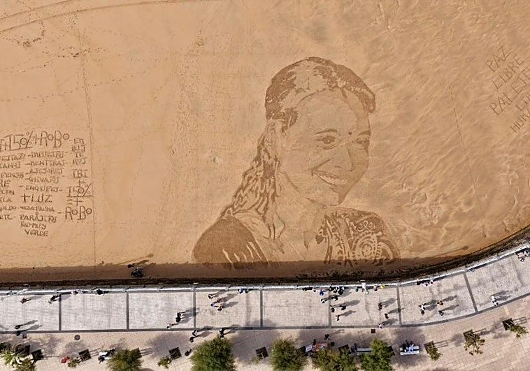 Imagen de la mujer india dibujada en la playa de La Concha de San Sebastián.