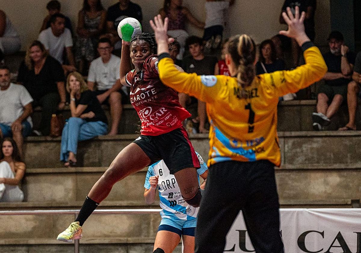 Melinda Louis, exjugadora del Bera Bera, lanza a portería.
