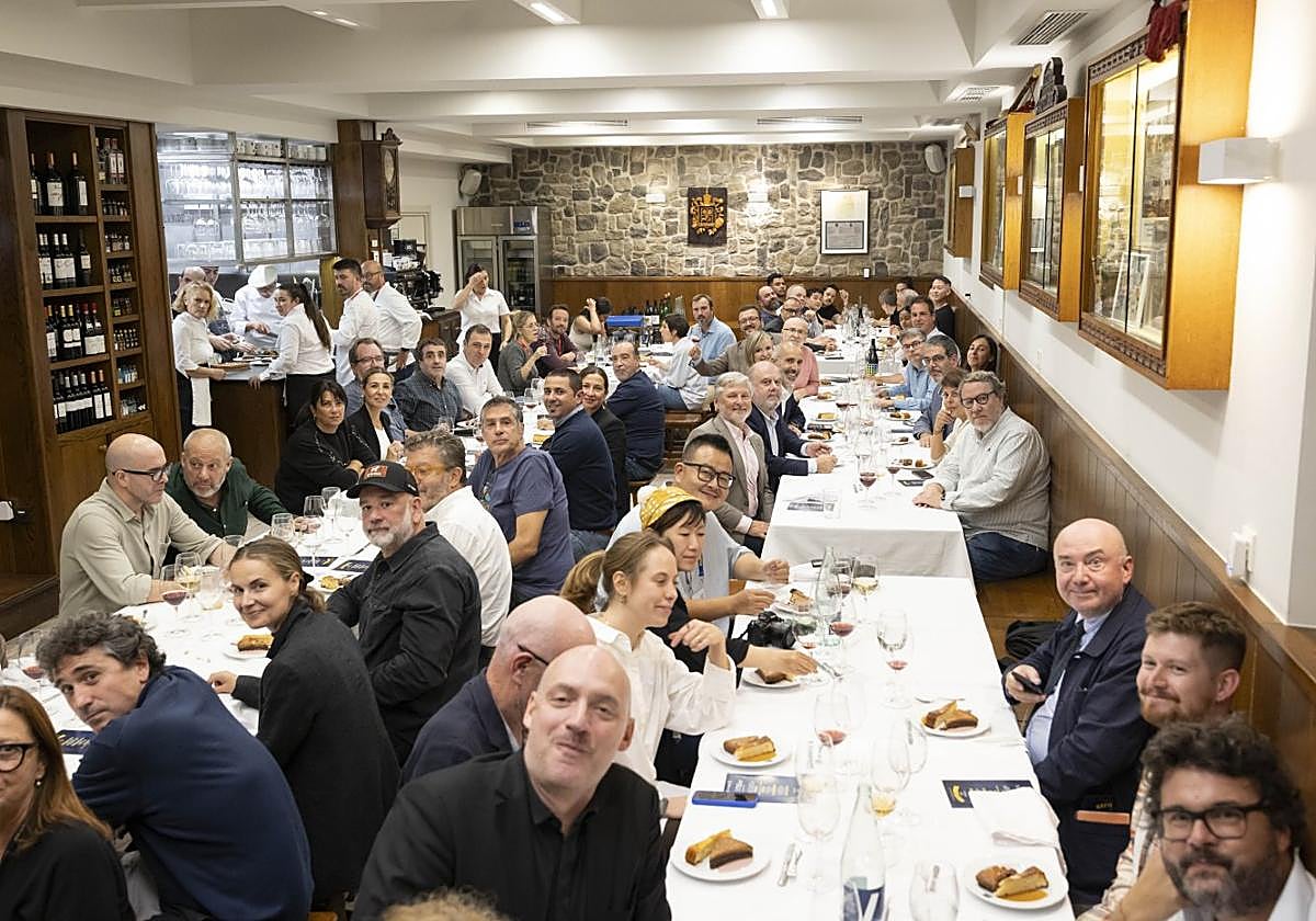 Los asistentes a la cena que tuvo lugar en Gaztelubide disfrutaron de un menú que combinaba la cocina guipuzcoana y grancanaria.