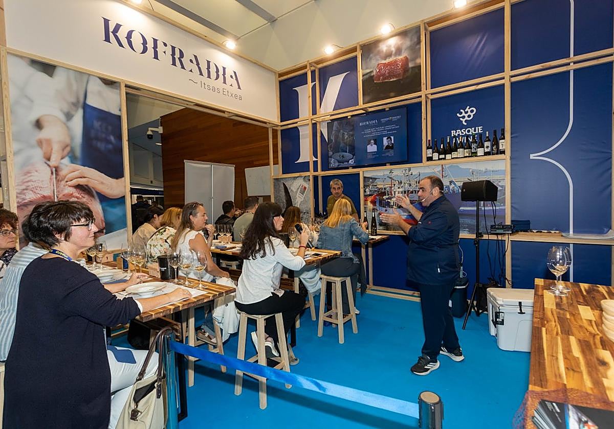 El estand del Gobierno Vasco, durante una de las catas presentada por Ekaitz Apraiz y Mikel Garaizabal.