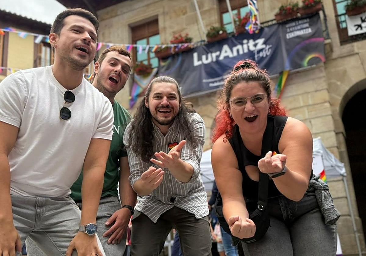 Niños y mayores disfrutaron del taller de teatro que impartieron los miembros de la compañía Teatracha.