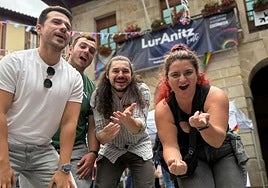 Niños y mayores disfrutaron del taller de teatro que impartieron los miembros de la compañía Teatracha.