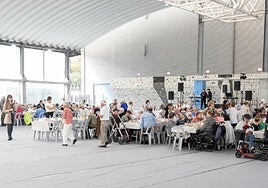 El complejo de Michelín acogió la comida el domingo, en la que tuvieron su protagonismo Itziar y Casimiro, los dos socios más mayores.