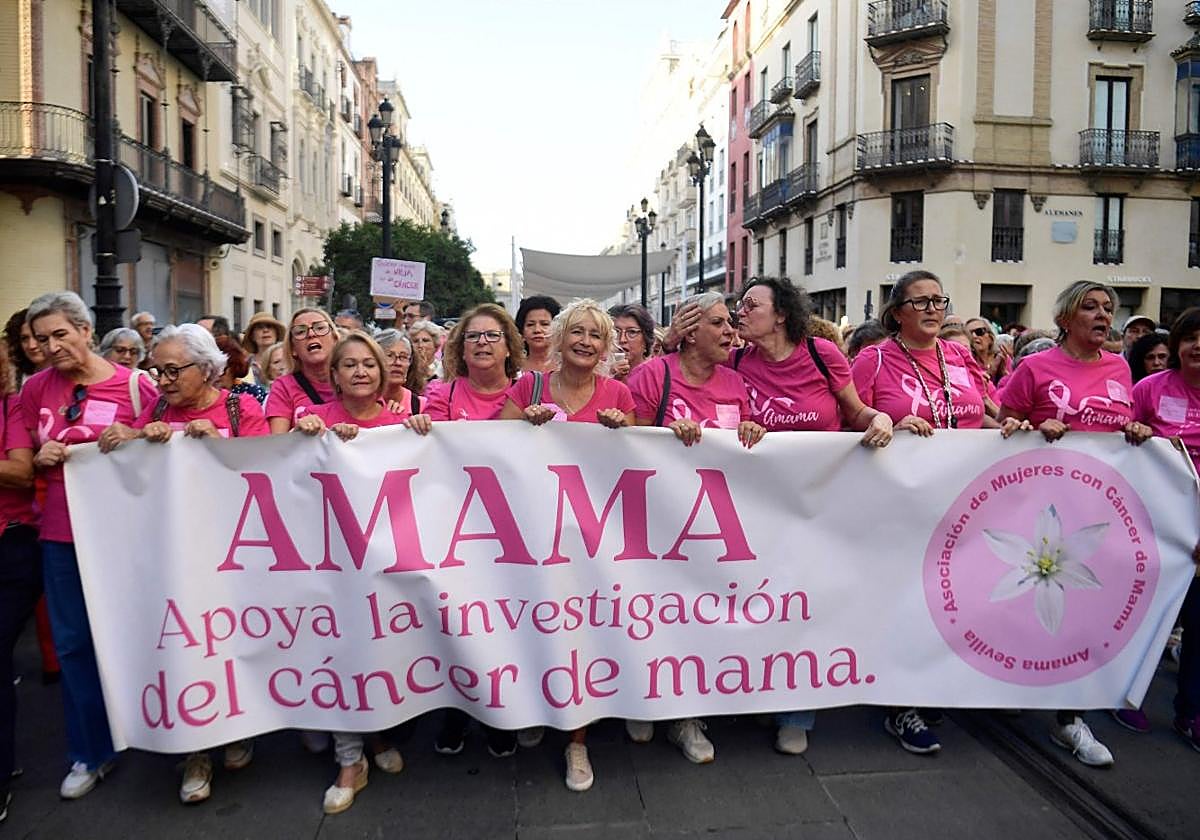 Concentración de Amama, la asociación de mujeres con cáncer de mama de Sevilla.