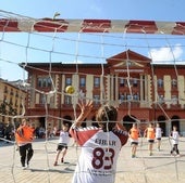 Jornada de deporte escolar ante el ayuntamiento de Eibar.