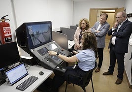 La consejera García Chueca observa el nuevo simulador instalado en Araso junto a Javier Seoane y Antonio López.