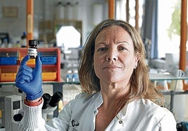 Urigüen posa en el laboratorio de la EHU.