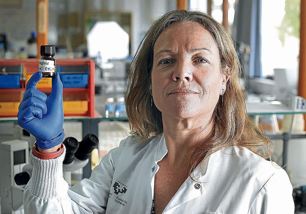 Urigüen posa en el laboratorio de la EHU.