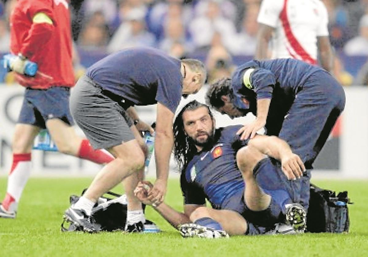 Sebastien Chabal aparece aturdido después de sufrir un golpe con la selección francesa en un partido.