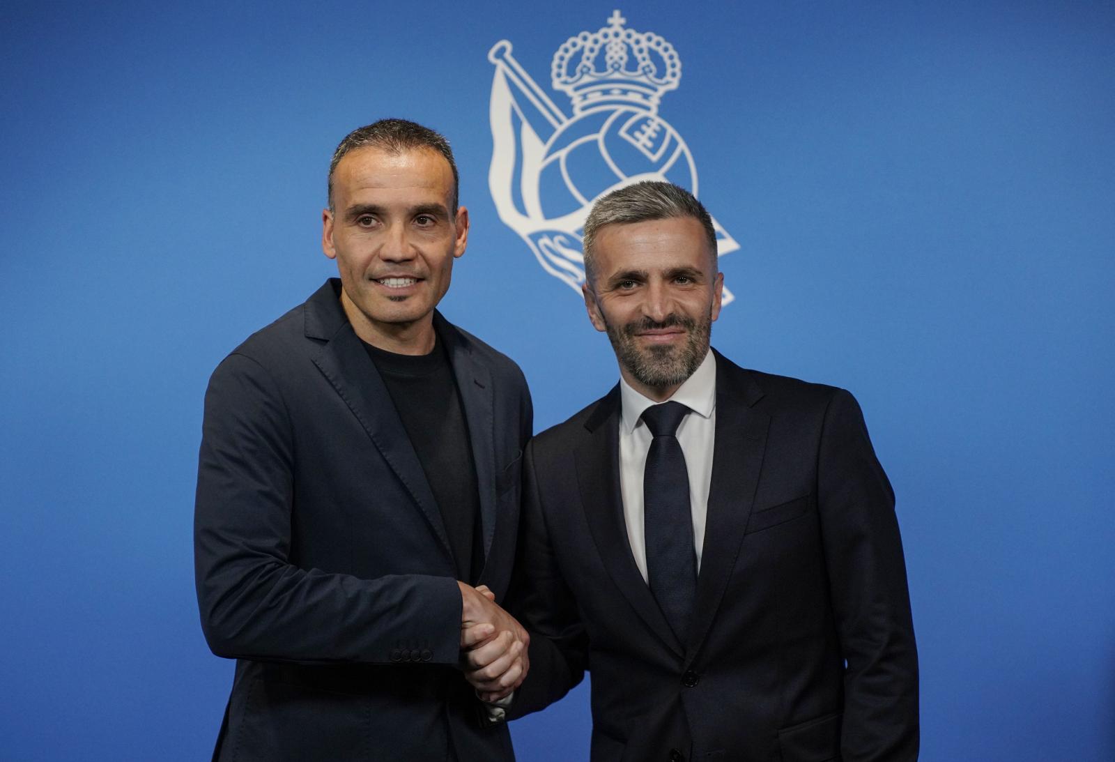 Sergio Francisco y Erik Bretos se estrechan la mano en la presentación del irundarra como entrenador de la Real Sociedad