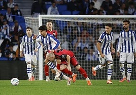 Soler pugna con Isi en el partido contra el Rayo Vallecano del pasado domingo