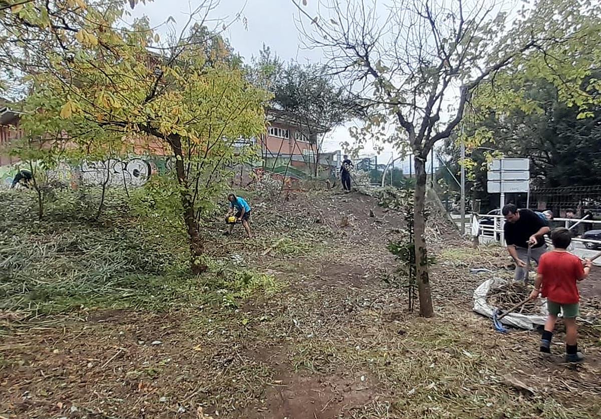 Los vecinos de Altza desbrozando el parque el pasado sábado.