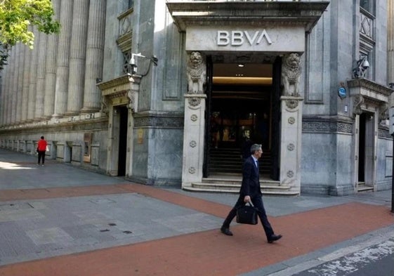 Pradales da un espaldarazo a BBVA al defender la necesidad de fusiones en la recta final de la opa