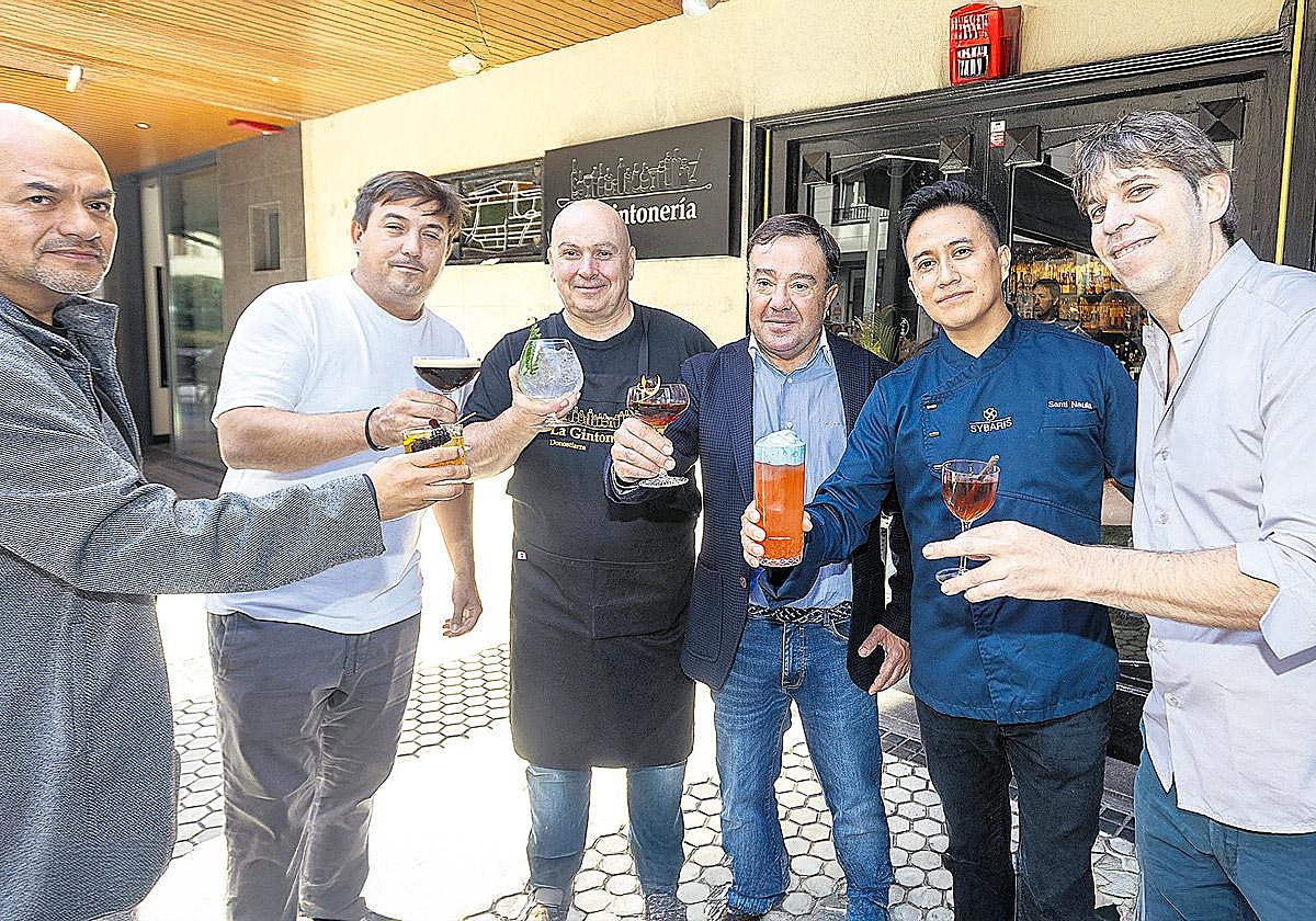Un brindis por el cóctel perfecto. Fredy Lorenti, Yon Pavón, Txema Huici, Fito Raba, Santiago Naula y Mikel Ardanaz brindan en La Gintonería Donostiarra