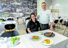 Izaskun y Javi, en el comedor del Herriko Etxea con una muestra de sus deliciosas elaboraciones.