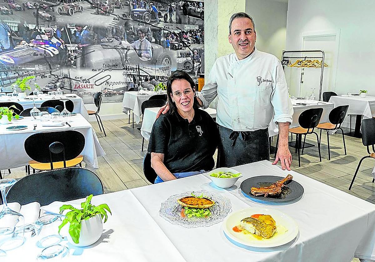 Izaskun y Javi, en el comedor del Herriko Etxea con una muestra de sus deliciosas elaboraciones.