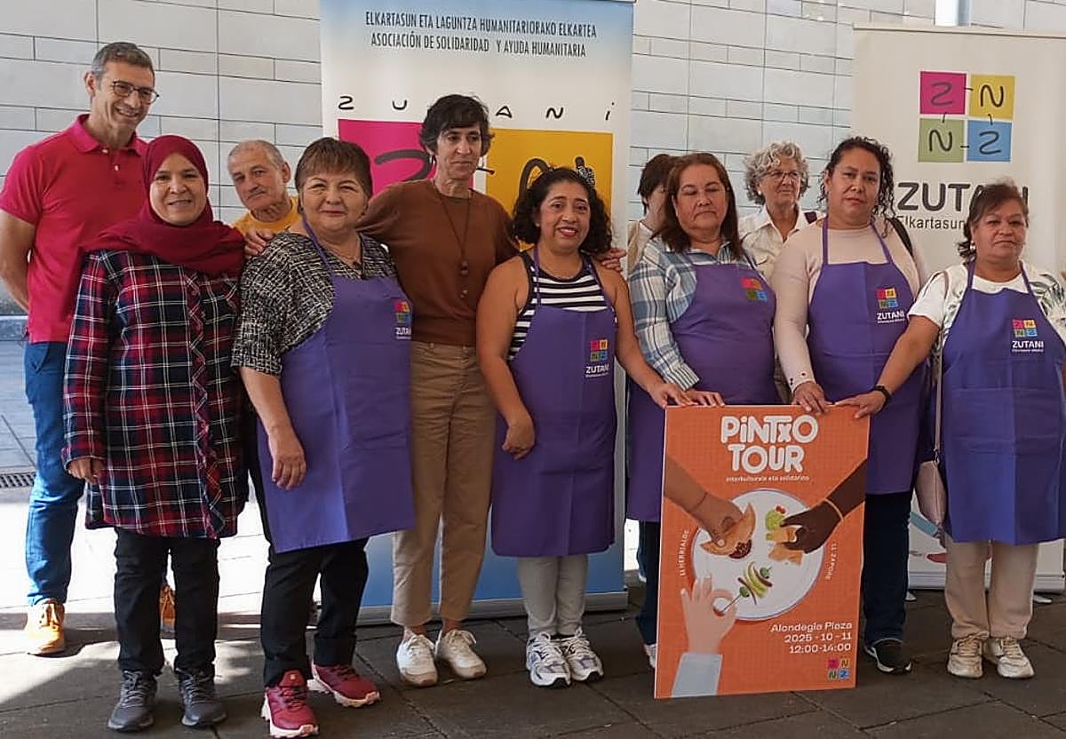 Representantes de algunos de los países que cocinarán pintxos, junto con el alcalde y representantes de Zutani, este mediodía.