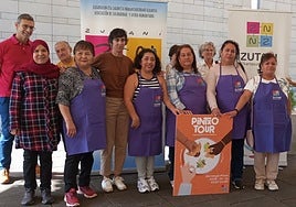 Representantes de algunos de los países que cocinarán pintxos, junto con el alcalde y representantes de Zutani, este mediodía.