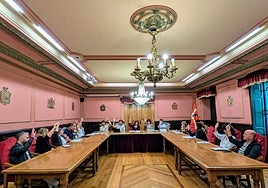Manos alzadas en la votación de las ordenanzas fiscales para 2026.