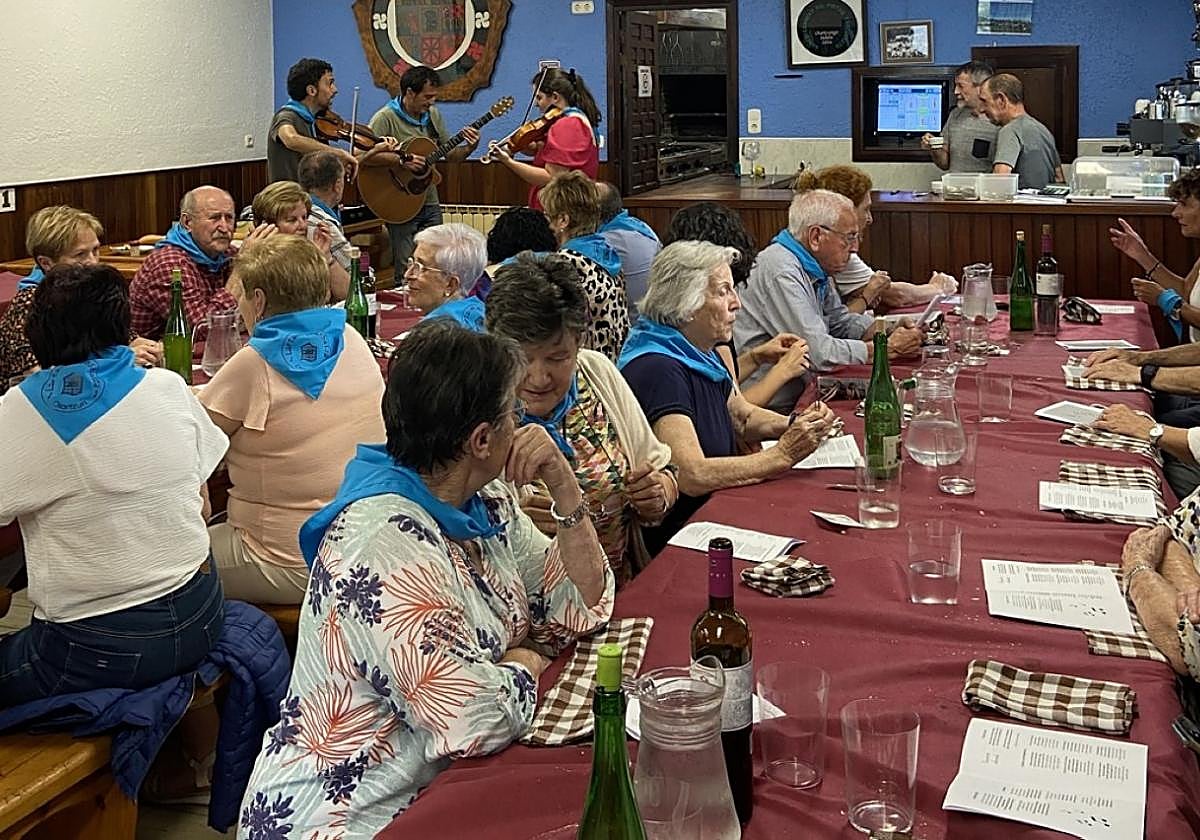 La comida celebrada hace un año en Artaso.