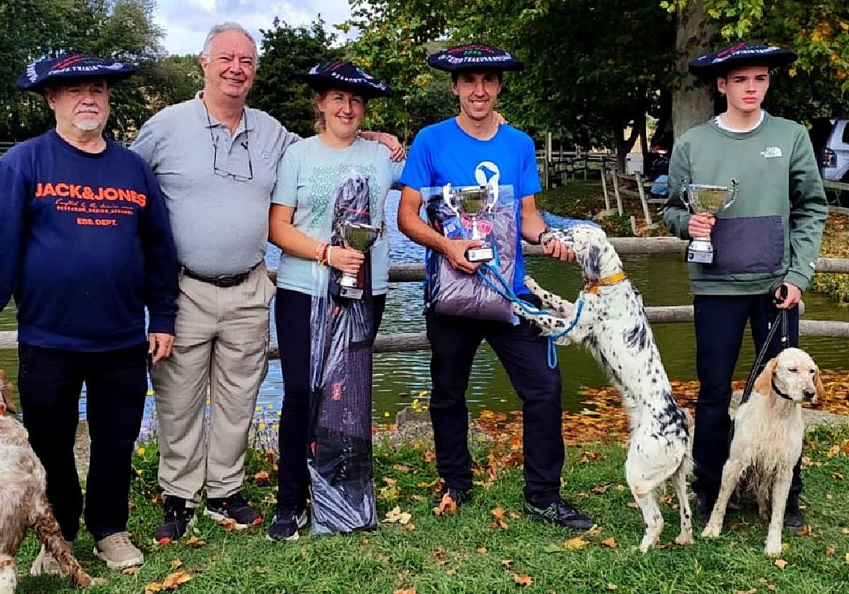 Leire y Arkaitz Egaña, en el centro, tras la entrega de premios del campeonato de Gipuzkoa.
