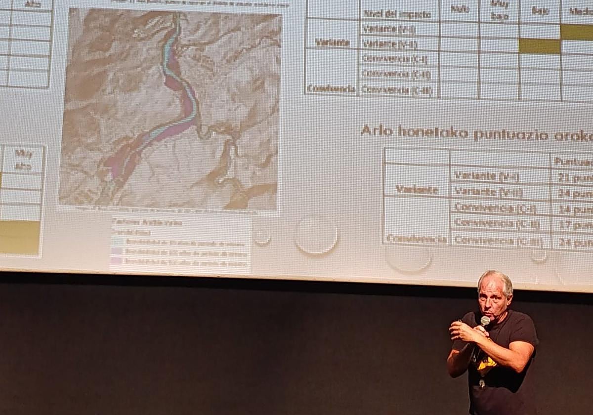Peio Lozano ofreció la primera charla en Biteri sobre medio ambiente y el impacto territorial.