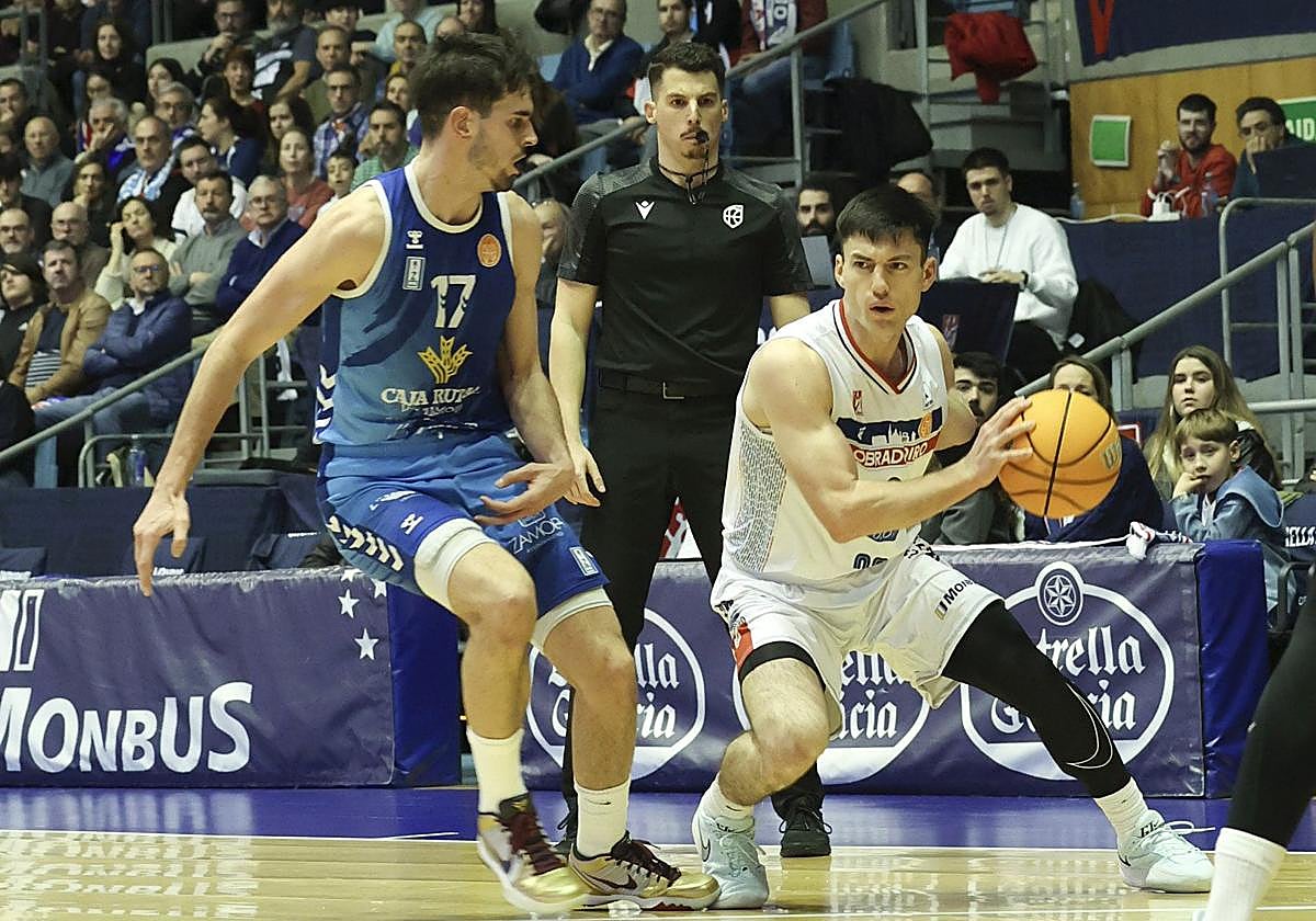 Barcello esconde el balón en un ataque con el Obradoiro.