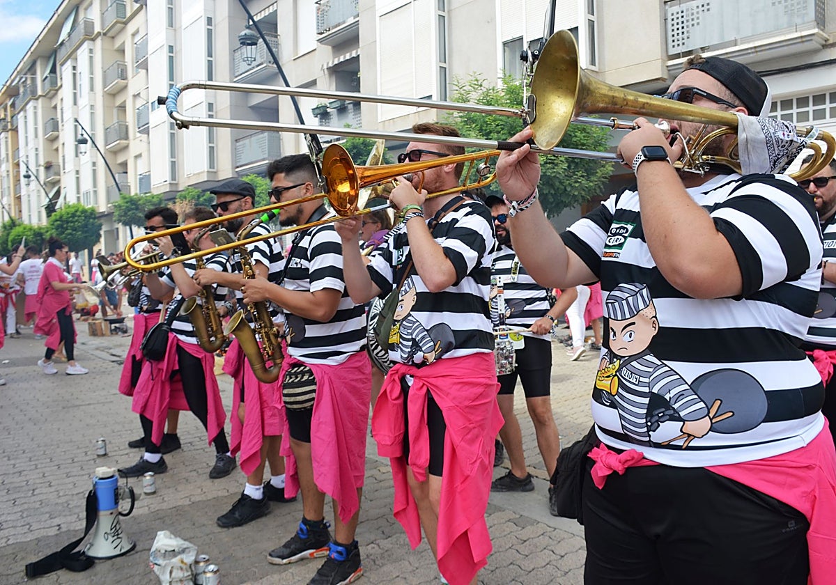 La Charanga Fugitivos, de Madrid, pondrá el cierre nocturno al intenso programa musical del sábado.