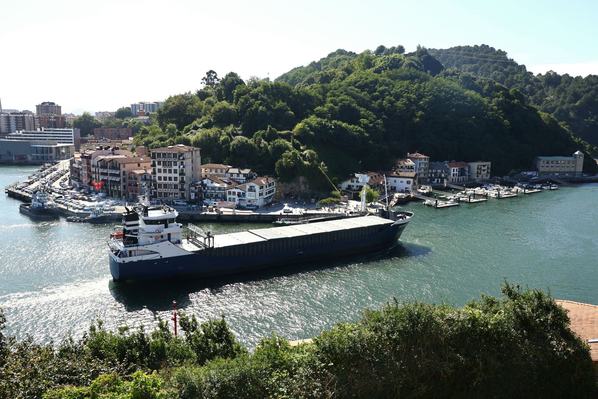 Un barco sale por la bocana del Puerto de Pasaia.