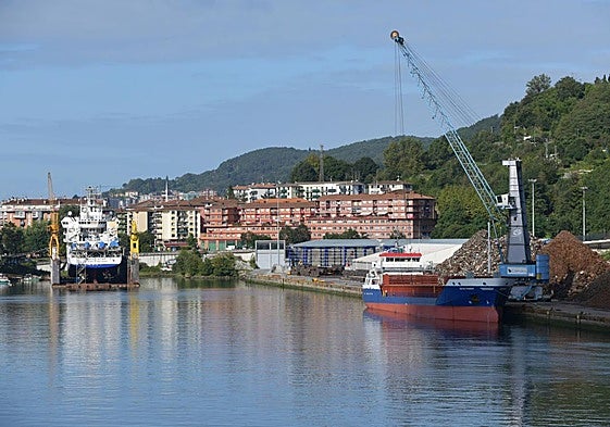 Un barco atracado en la dársena del puerto de Pasaia.