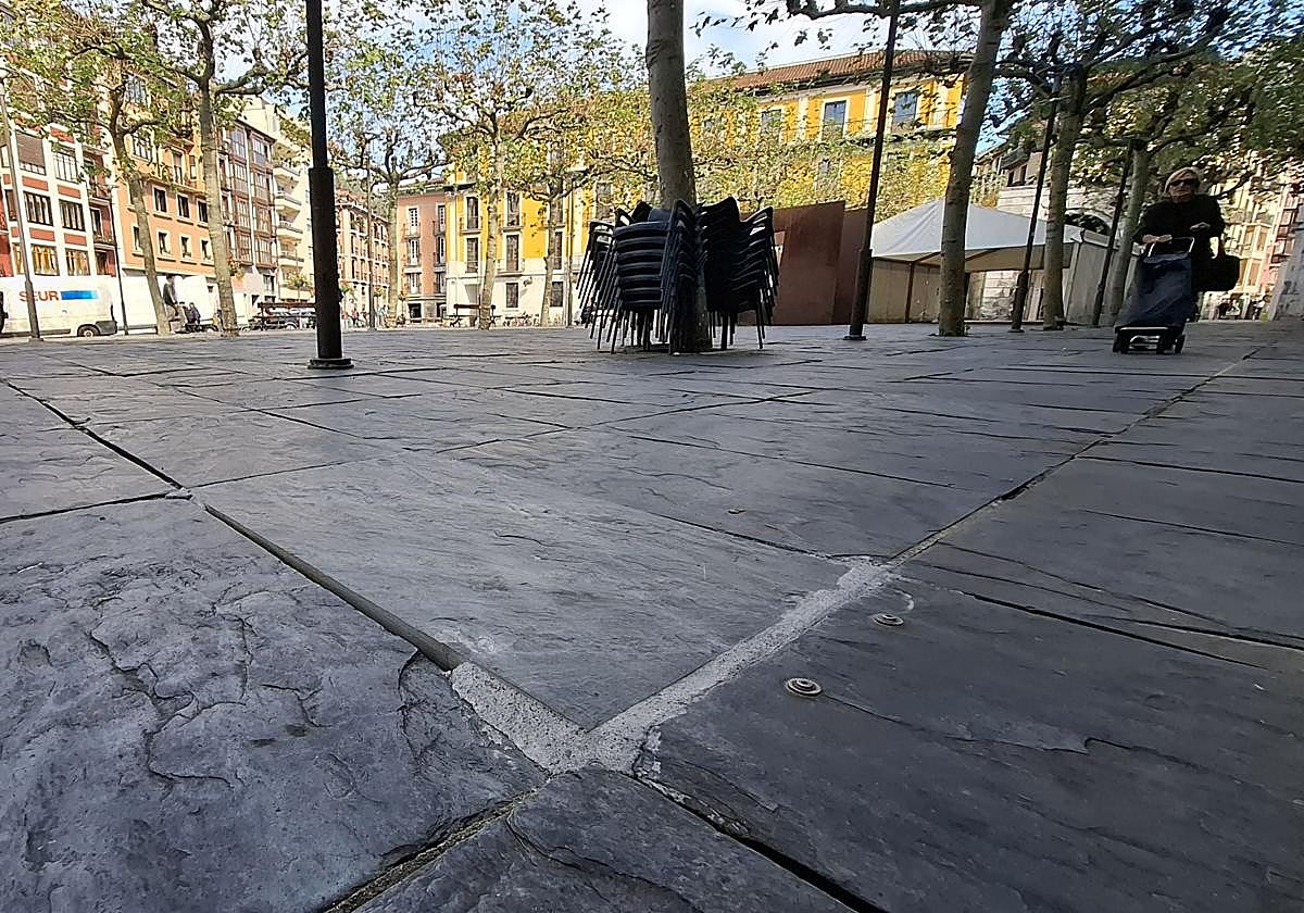 Suelo de la plaza del Triángulo reforzado tras el cambio de losa, una de las quebradas tras el paso de un camión de la basura.