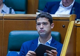 Joseba Díez Antxustegi, en su escaño en el Parlamento Vasco.