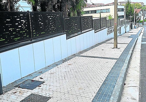 Escribe J. L.: «Recientemente se ha rehabilitado el paso por la calle Intxaurrondo 72, dando lugar a una acera más ancha. Pero han dejado un poste de farola antiguo en mitad de dicha acera dificultando el paso. No costaría mucho atrasar esa farola y situarla, igual que el resto, pegada al muro de la finca. Sin duda mejoraría el paso de sillas y cochecitos de bebé».