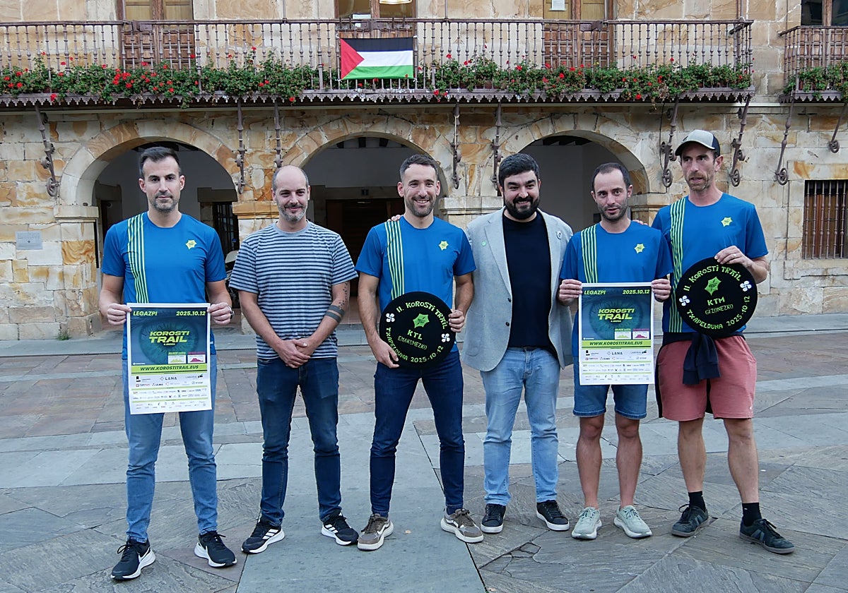 Organizadores y representantes municipales en la presentación de la carrera de montaña legazpiarra