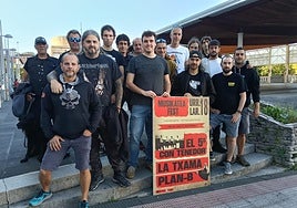 El concejal delegado de Cultura, Aitor Huizi, con grupos participantes en el festival.